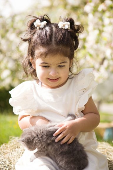 professionelle Kinderfotografie mit Tierbabys auf dem Bauernhof